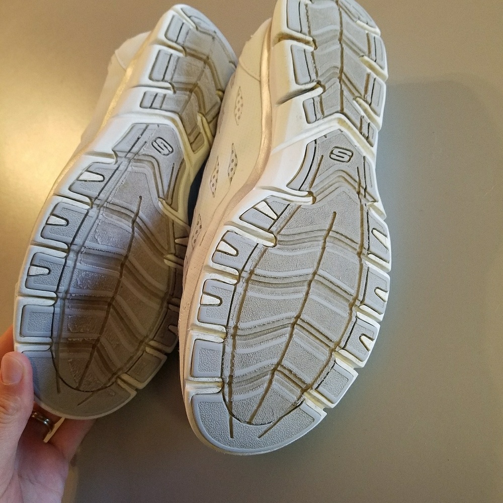 ✔SOLD on Ⓜ✔ Skechers tennis shoes - Picture 5 of 6